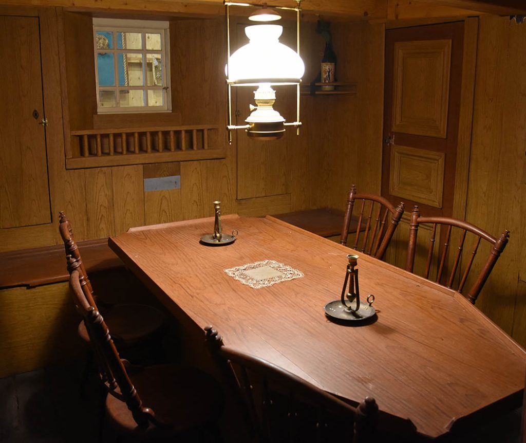 Paatsalissa Ihanan kajuutan sisällä kaunis vanha pöytä