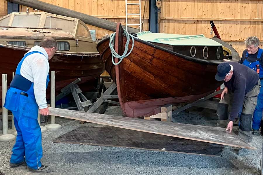 Talkooporukka kunnostaa vanhoja paatteja